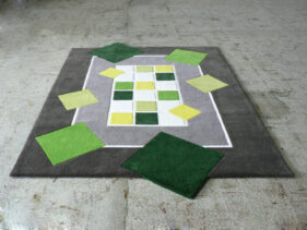 quatre petits tours, tapis-gris-et-vert