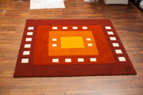 tapis couleurs vives rouge orange blanc carré